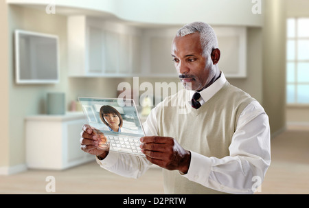 Schwarze Geschäftsmann mit digital-Tablette in office Stockfoto