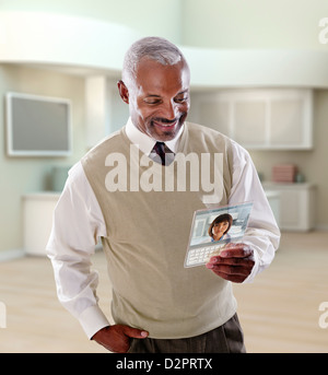 Schwarze Geschäftsmann mit digital-Tablette in office Stockfoto
