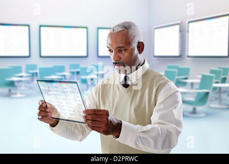 Schwarze Geschäftsmann mit digital-Tablette im Konferenzraum Stockfoto