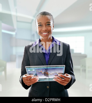 Schwarzen Geschäftsfrau mit digital-Tablette in office Stockfoto