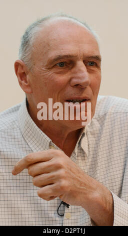 Die Basketball-Trainer Holger Geschwindner spricht, während die "Hohenheimer Mediengespräch" (lit.) Hohenheim Medien Gespräche) in Stuttgart, Deutschland, 30. Januar 2013. Geschwindner ist der Mentor der deutsche Basketballspieler Dirk Nowitzki. Foto: Franziska Kraufmann Stockfoto