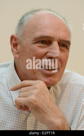 Die Basketball-Trainer Holger Geschwindner spricht, während die "Hohenheimer Mediengespräch" (lit.) Hohenheim Medien Gespräche) in Stuttgart, Deutschland, 30. Januar 2013. Geschwindner ist der Mentor der deutsche Basketballspieler Dirk Nowitzki. Foto: Franziska Kraufmann Stockfoto