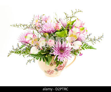 Bouquet von bunten Blumen in kleine Vase isoliert auf weißem Hintergrund Stockfoto