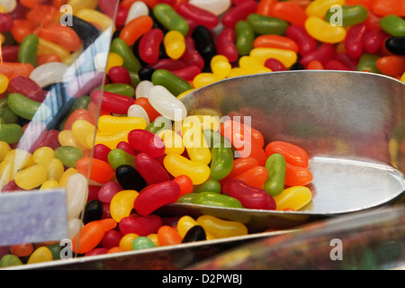 Nahaufnahme von bunten Geleebohnen an einem Marktstand Stockfoto