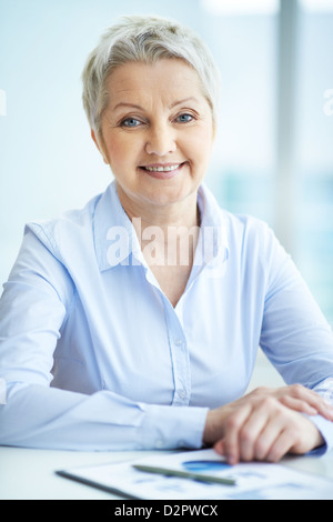 Porträt von Reife Geschäftsfrau Blick in die Kamera Stockfoto