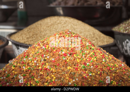 Snacks auf dem Abwürgen, Ahmedabad, Gujarat, Indien Stockfoto