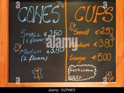 Nahaufnahme von einer Speisekarte an Bord in einem Restaurant, Irland Stockfoto