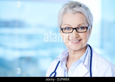 Porträt eines hübschen weiblichen Praktizierenden in Brillen, Blick in die Kamera Stockfoto