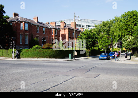 Verkehr auf einer Straße mit Stadion im Hintergrund, Aviva Stadium in Dublin, Irland Stockfoto