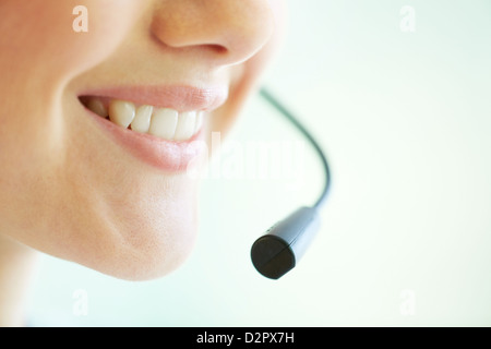 Lächelnde Telemarketing-Betreiber geben eine Beratung über das Produkt Stockfoto