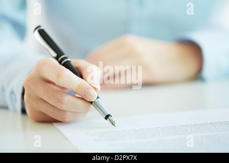 Geschäft Arbeiter der Vertragsunterzeichnung einen deal abschließen Stockfoto