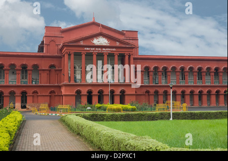 Fassade eines Gerichtsgebäudes, Karnataka hohe Gericht, Bangalore, Karnataka, Indien Stockfoto