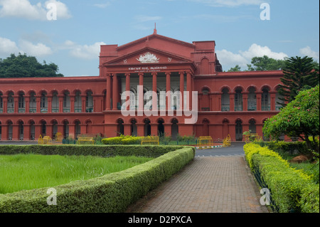 Fassade eines Gerichtsgebäudes, Karnataka hohe Gericht, Bangalore, Karnataka, Indien Stockfoto