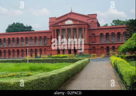 Fassade eines Gerichtsgebäudes, Karnataka hohe Gericht, Bangalore, Karnataka, Indien Stockfoto