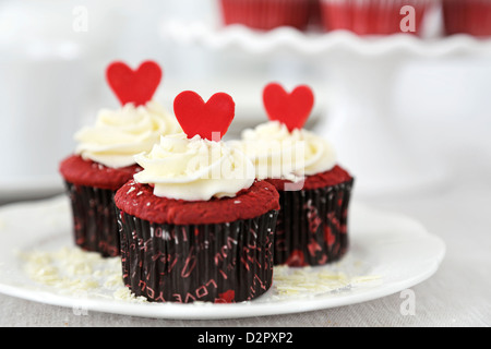 Red Velvet Cupcakes mit Frischkäse-Glasur Stockfoto