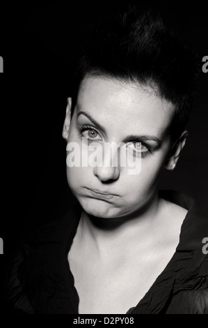 Echte junge Frau mit trostlos Mimik Stockfoto