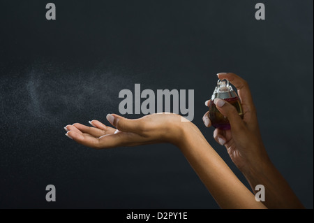 Frau, die Anwendung von Parfüm in die hand Stockfoto