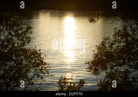 Sonnenreflektionen am Fluss Stockfoto