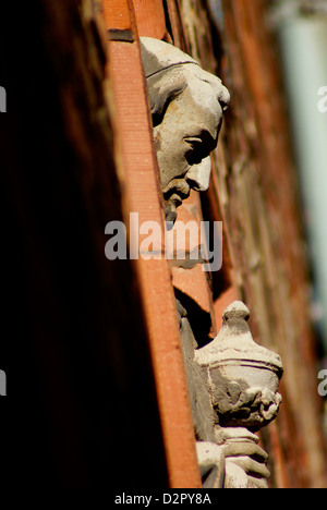 Wand Skulptur Statue gegenüber dem westlichen Ende der St. Servatius Basilica unter den Bögen. Maastricht, Limburg, Niederlande. Stockfoto