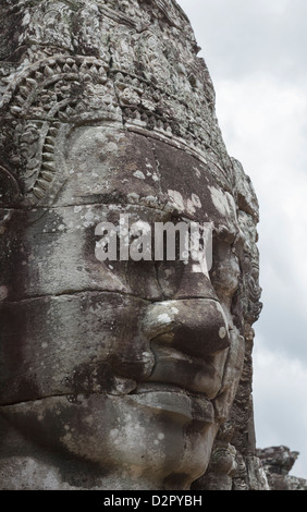 Ein lächelndes Gesicht gemeißelt in Stein, Bayon, Angkor, UNESCO-Weltkulturerbe, Siem Reap, Kambodscha, Indochina, Südostasien, Asien Stockfoto