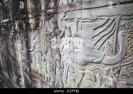 Schnitzereien aus Stein, die Darstellung eines Königs Reiten ein Elefant, Angkor Wat, Siem Reap, Kambodscha, Indochina Stockfoto