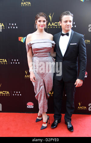 Sydney, Australien. 30. Januar 2013. Die 2nd Australian Academy Kino TV Kunst (AACTA) Awards fand in Sydney bei The Star. Vor der Preisverleihung ging Zeremonie Stars den roten Teppich. Sydney, Australien. 30. Januar 2013. Gemma Arterton und Jeremy Renner ist. Bildnachweis: Richard Milnes / Alamy Live News Stockfoto