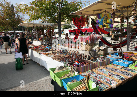 Stände auf dem Wochenmarkt findet jeden Sonntag in Ile Sur la Sorgue, Provence, Frankreich, Europa Stockfoto