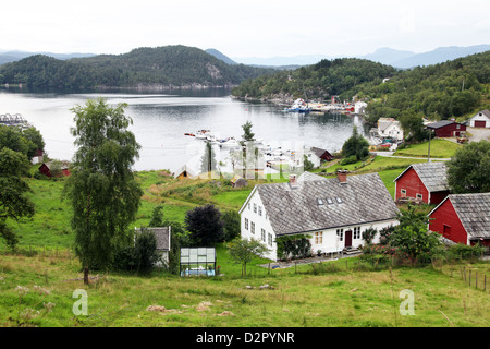 Hafen und Bauernhöfe auf der Insel Borgundoya, Hardangerfjord, Norwegen, Europa Stockfoto