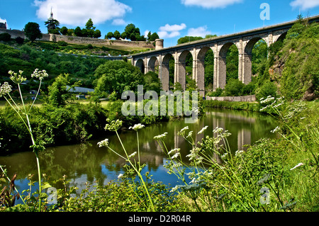 Rance Flussufer mit Viadukt und Schloss Wände, Dinan, Bretagne, Frankreich, Europa Stockfoto