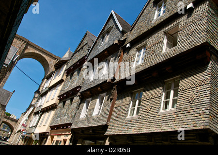 Berühmte Häuser in Ange de Guernisac Straße mit Viadukt im Hintergrund, Morlaix, Finistère, Bretagne, Frankreich, Europa Stockfoto