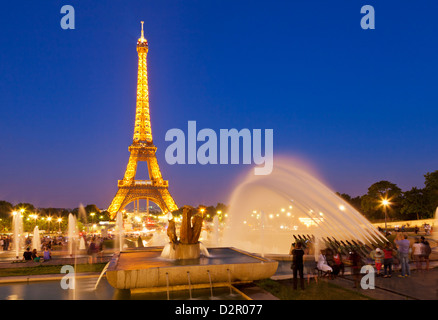 Eiffelturm und Trocadero Brunnen bei Nacht, Paris, Frankreich, Europa Stockfoto