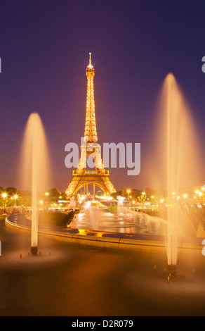 Eiffelturm und Trocadero Brunnen bei Nacht, Paris, Frankreich, Europa Stockfoto