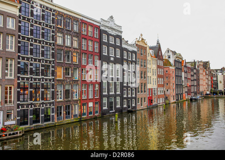 Häuser auf einem Kanal in Amsterdam Stockfoto