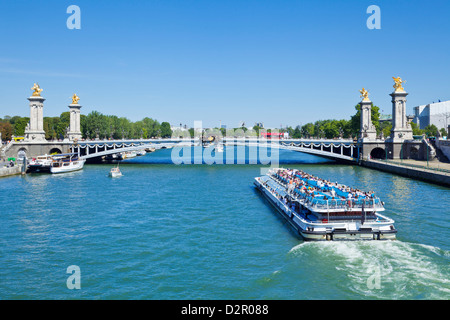 Seine Kreuzfahrt Flussschiff, Bateaux Mouches und Brücke Pont Alexandre III, Paris, Frankreich, Europa Stockfoto