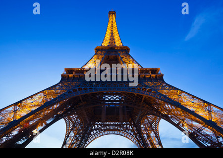 Eiffelturm in den Abend, Paris, Frankreich, Europa Stockfoto