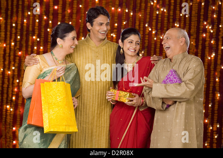 Familie mit Einkaufstüten und Diwali Geschenk Stockfoto