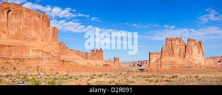 Die drei Klatsch und The Courthouse Towers Felsformationen, Arches-Nationalpark in der Nähe von Moab, Utah, USA Stockfoto