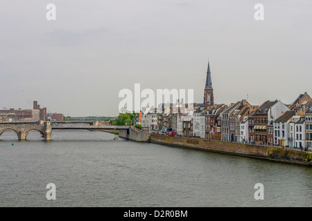 Mittelalterliche Servatius-Brücke und Häuser am Quai von Meuse Stockfoto