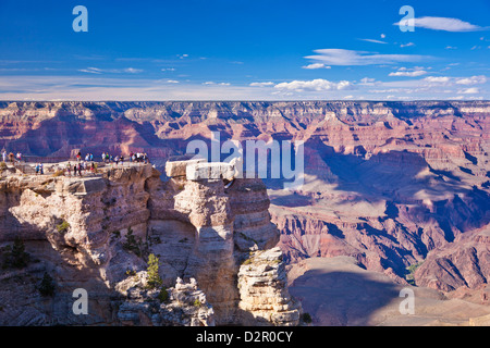Touristen am Mather Point overlook, South Rim, Grand Canyon National Park, Arizona, USA Stockfoto