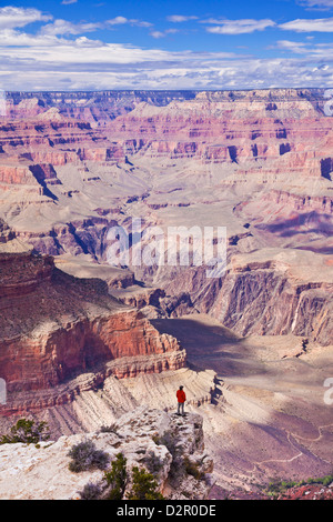 Einsame Wanderer in der Nähe von Yavapai Point Overlook, South Rim, Grand Canyon National Park, Arizona, USA Stockfoto