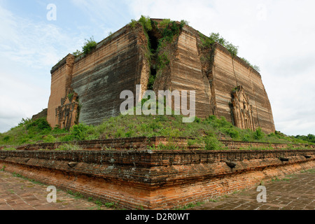 Mingun-Tempel entlang des Irrawaddy Flusses, Mingun, Sagaing Division, Republik der Union von Myanmar (Burma), Asien Stockfoto