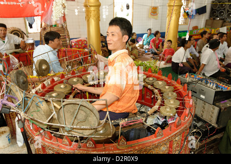 Die Hsaing-Waing, ein traditionelles birmanischen folk musikalisches Ensemble, Festival der Ko Myo Shin, Pyin U Lwin, Mandalay-Division, Myanmar Stockfoto