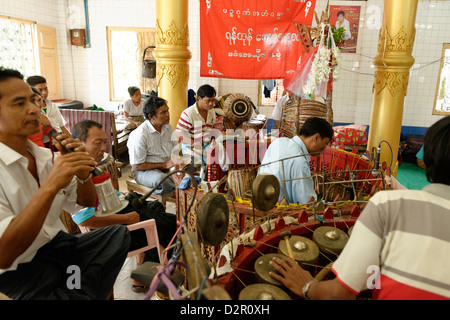 Die Hsaing-Waing, ein traditionelles birmanischen folk musikalisches Ensemble, Pyin U Lwin (Maymyo), Mandalay-Division, Myanmar Stockfoto