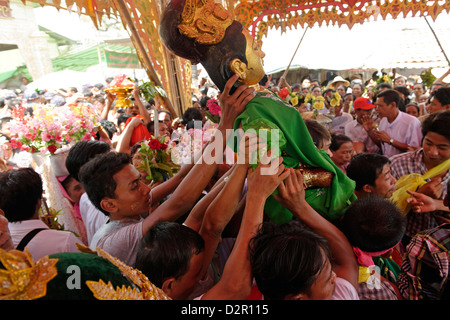 Zeremonie des Waschens der Nats Statuen Yadanagu Nats Festival, Amarapura, Mandalay-Division, Myanmar Stockfoto