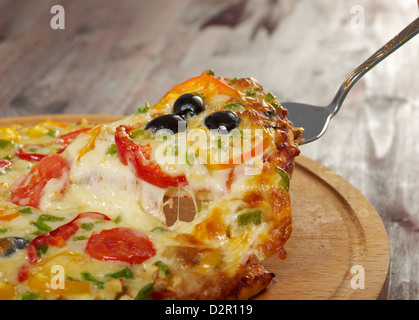 Home Pizza mit Tomaten und Auberginen Closeup allein Stück Pizza, geschmolzene Käse tropft Stockfoto