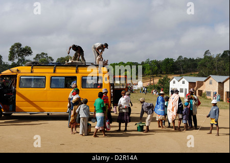 Buschtaxi, Freitagsmarkt in der Betsileo Land, Fianarantsoa, Madagaskar, Afrika Stockfoto