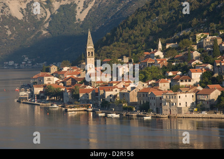 Eine kleine Stadt auf dem Fjord nähert sich Kotor, Montenegro, Europa Stockfoto