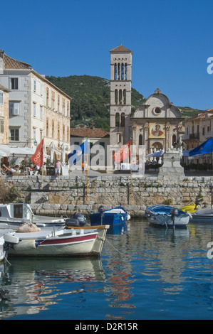 Der Stephansdom vom alten Hafen in der mittelalterlichen Stadt Hvar, Insel Hvar, Dalmatien, Kroatien, Europa Stockfoto