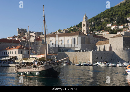 Touristenboot im alten Hafen mit dem Glockenturm des Franziskaner Klosters in den Hintergrund, Altstadt, Dubrovnik, Kroatien Stockfoto