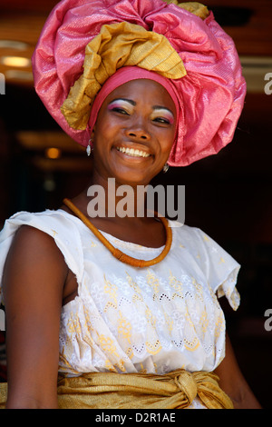 Porträt einer bahianischen Frau in traditioneller Kleidung im Pelourinho Bezirk, (Salvador de Bahia), Salvador Bahia, Brasilien Stockfoto